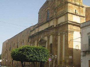 va-al-funerale-del-nipote-e-cade-dalle-scale-della-chiesa-procurandosi-varie-fratture-brutta-avventura-per-una-84enne
