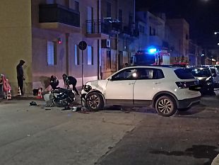 trapani-ennesimo-violento-incidente-in-via-cofano-tra-unauto-ed-uno-scooter