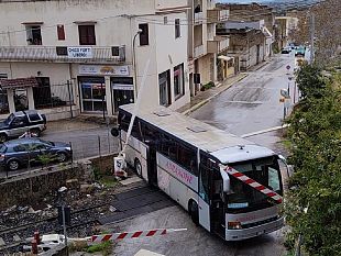 paura-per-un-autobus-incastrato-tra-le-barriere-del-passaggio-a-livello