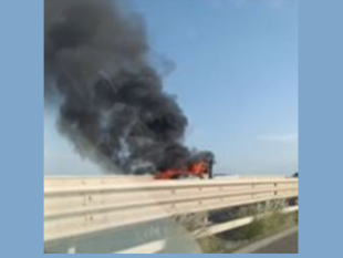 furgone-in-fiamme-blocca-lautostrada-palermo-mazara-del-vallo