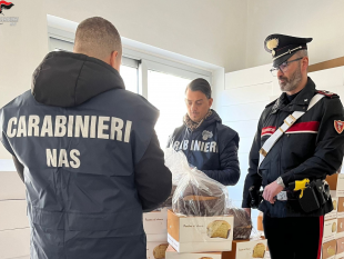 mazara/i-carabinieri-del-nas-palermo-sequestrano-migliaia-di-panettoni-scaduti-e-commercializzati-con-etichetta-contraffatta