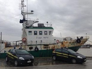 mazara-la-guardia-di-finanza-sequestra-peschereccio-libico-imbottito-di-stecche-di-sigarette