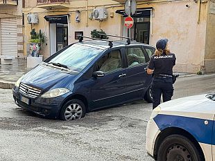 mazara-auto-intrappolata-in-una-buca-in-pieno-centro-intervento-immediato-del-comune