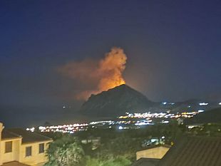brucia-monte-cofano-enormi-fiamme-visibili-a-grande-distanza