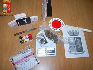alcamo-trasportava-un-panetto-di-hashish-e-50-frammenti-di-marijuana-arrestato-dalla-polizia-di-stato-un-giovane-nigeriano