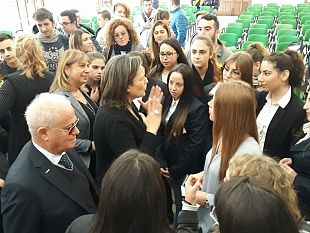 gli-alunni-dellistituto-abele-damiani-di-marsala-incontrano-piera-aiello