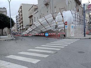 trapani-il-forte-vento-fa-crollare-un-ponteggio