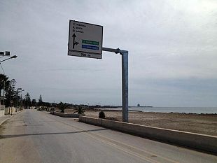 chi-di-dovere-intervenga-per-rimuovere-il-grande-cartellone-autostradale-piantato-in-spiaggia