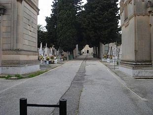 cimitero-aperto-con-orario-continuato-per-la-commemorazione-dei-defunti