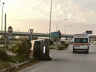 auto-ribaltata-incidente-presso-il-lungomare-fata-morgana-2