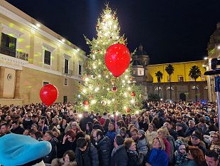 mazara-con-la-festa-dellaccensione-dellalbero-il-via-al-programma-natale-in-piazza-2024