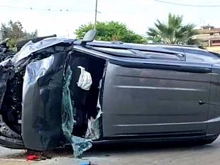 violento-scontro-allingresso-della-citta-unauto-si-ribalta-nei-pressi-dellospedale