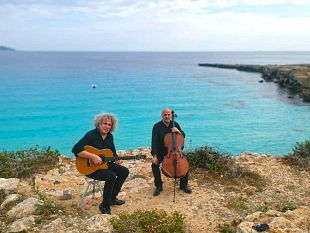 marsala/omaggio-ad-ennio-morricone-alle-egadi-concerto-sugli-scogli-e-pubblico-in-barca