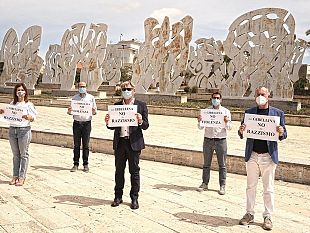 gibellina-nella-citta-darte-flash-mob-per-dire-no-alla-violenza-e-al-razzismo