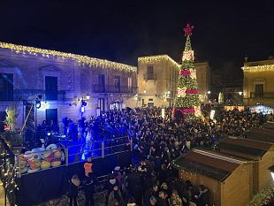capodanno-ad-erice-in-migliaia-in-piazza-della-loggia-per-il-kawabonga-party