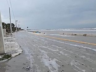mazara-maltempo-a-tonnarella-allagati-larenile-e-la-strada-interdetto-al-traffico-il-lungomare-fata-morgana