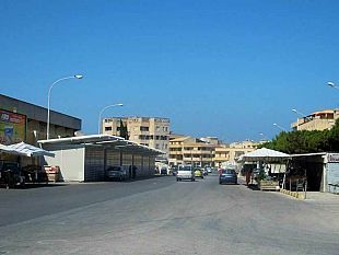 dopo-gli-avvisi-di-garanzia-a-menfi-e-occhipinti-la-giunta-municipale-approva-la-delibera-sulla-demolizione-delle-baracche-del-mercato-via-degli-atleti