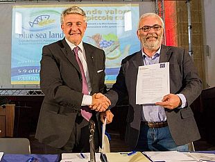 blue-sea-land-valorizzazione-del-pescato-blue-economy-e-lotta-agli-sprechi-firmato-un-accordo-fra-distretto-pesca-e-banco-alimentare
