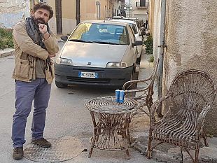 video-mazara-salottino-vintage-con-energy-drink-on-the-road