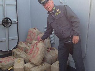fermata-nel-canale-di-sicilia-nella-zona-piu-vicina-a-trapani-una-nave-turca-con-a-bordo-12-tonnellate-di-hashish