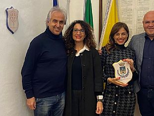 mazara-donato-alla-maratoneta-letizia-sucameli-il-crest-cittadino