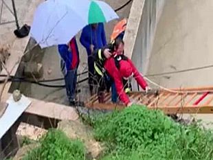 video-le-fasi-di-salvataggio-della-famiglia-mazarese-dalla-furia-del-fiume-mazaro