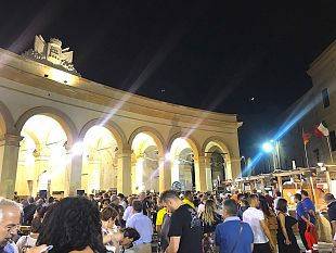 cala-il-sipario-su-stragusto-i-sapori-del-cibo-da-strada-illuminano-il-centro-storico-di-trapani