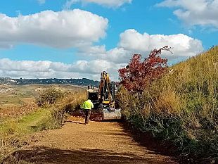 salemi-operai-al-lavoro-sulla-strada-per-il-sito-archeologico-di-mokarta