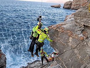 si-infortuna-tra-gli-scogli-a-castellammare-del-golfo-operazione-di-recupero-a-cala-dello-stinco