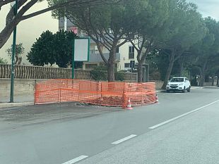 via-virgilio-la-fogna-cede-ancora-una-volta-fetore-ed-acqua-nera-in-strada
