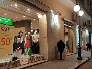 mazara-al-via-i-saldi-invernali-ma-pochi-soldi-nelle-tasche-dei-cittadini-e-molti-vanno-a-comprare-fuori-citta