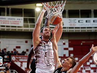 la-pallacanestro-trapani-senza-gli-americani-lotta-ma-cede-contro-udine-71-78