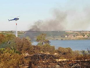 video-mazara-grosso-incendio-nella-riserva-lago-preola-e-gorghi-tondi