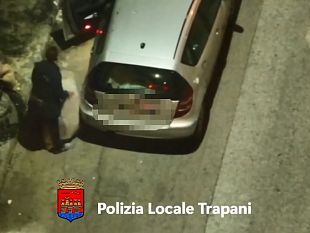 trapani-scoperto-un-altro-incivile-che-abbandona-rifiuti-in-strada