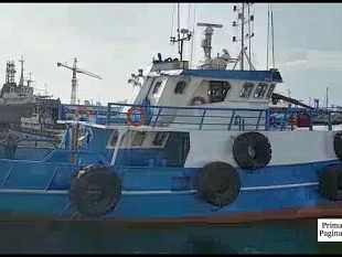 video-ennesimo-motopesca-incagliato-nel-porto-canale-ancora-attesa-per-l-escavazione