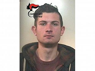 castellammare-del-golfo-infrange-finestrino-di-un-auto-e-ruba-una-borsa-arrestato-in-flagranza