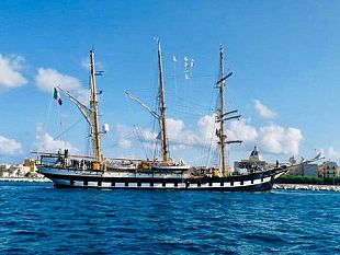 a-palazzo-dali-ricevuto-il-comandante-della-nave-scuola-palinuro