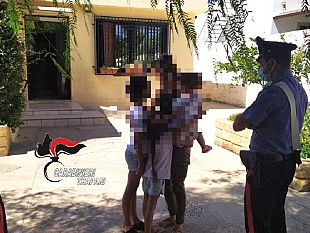 riabbracciano-la-madre-i-figli-del-ricercato-arrestato-pochi-giorni-fa-a-mazara
