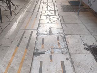 mazara-mattonelle-traballanti-in-alcuni-marciapiedi-del-centro-storico-pericolo-per-i-cittadini