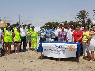 il-primo-pesce-mangia-plastica-in-provincia-di-trapani-installato-dal-rotary-club-mazara-nella-spiaggia-di-tonnarella-2