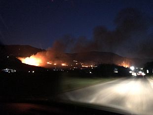 vasti-incendi-nel-borgo-di-scopello-e-nella-frazione-balneare-di-lido-valderice-polizia-intervenuta-per-evacuare-alcune-abitazioni