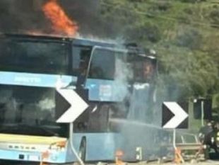 a29-autobus-in-fiamme-traffico-in-tilt-e-paura-allaltezza-di-segesta