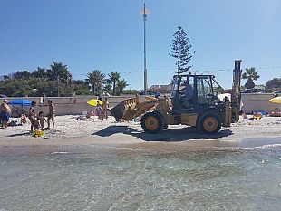 mazara-spiaggia-di-san-vito-disagi-per-i-cittadini-ruspe-sul-bagnasciuga-e-fontanella-scomparsa