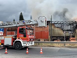 trapani-gravissimo-incendio-a-villa-rosina-distrutta-unazienda