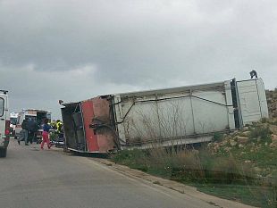 marsala-scoppia-un-pneumatico-autocompattatore-si-ribalta