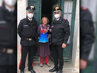 natale-i-carabinieri-portato-panettone-e-un-po-di-compagnia-alla-signora-rosa