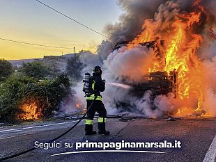 ss-115-autocarro-in-fiamme-intervengono-i-vigili-del-fuoco-al-lavoro-nessun-ferito-a-bordo-durante-il-rogo