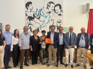petrosino-la-famiglia-de-vita-dona-un-defibrillatore-al-comune