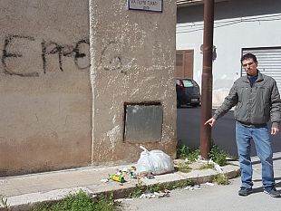 video-continua-il-tour-dellincivilta-rifiuti-abbandonati-in-via-f-turati-e-f-lli-bandiera