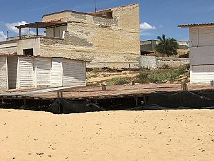 il-lido-abbandonato-ricettacolo-di-spazzatura-e-un-pericolo-per-i-bambini-la-denuncia-dei-bagnanti-di-triscina